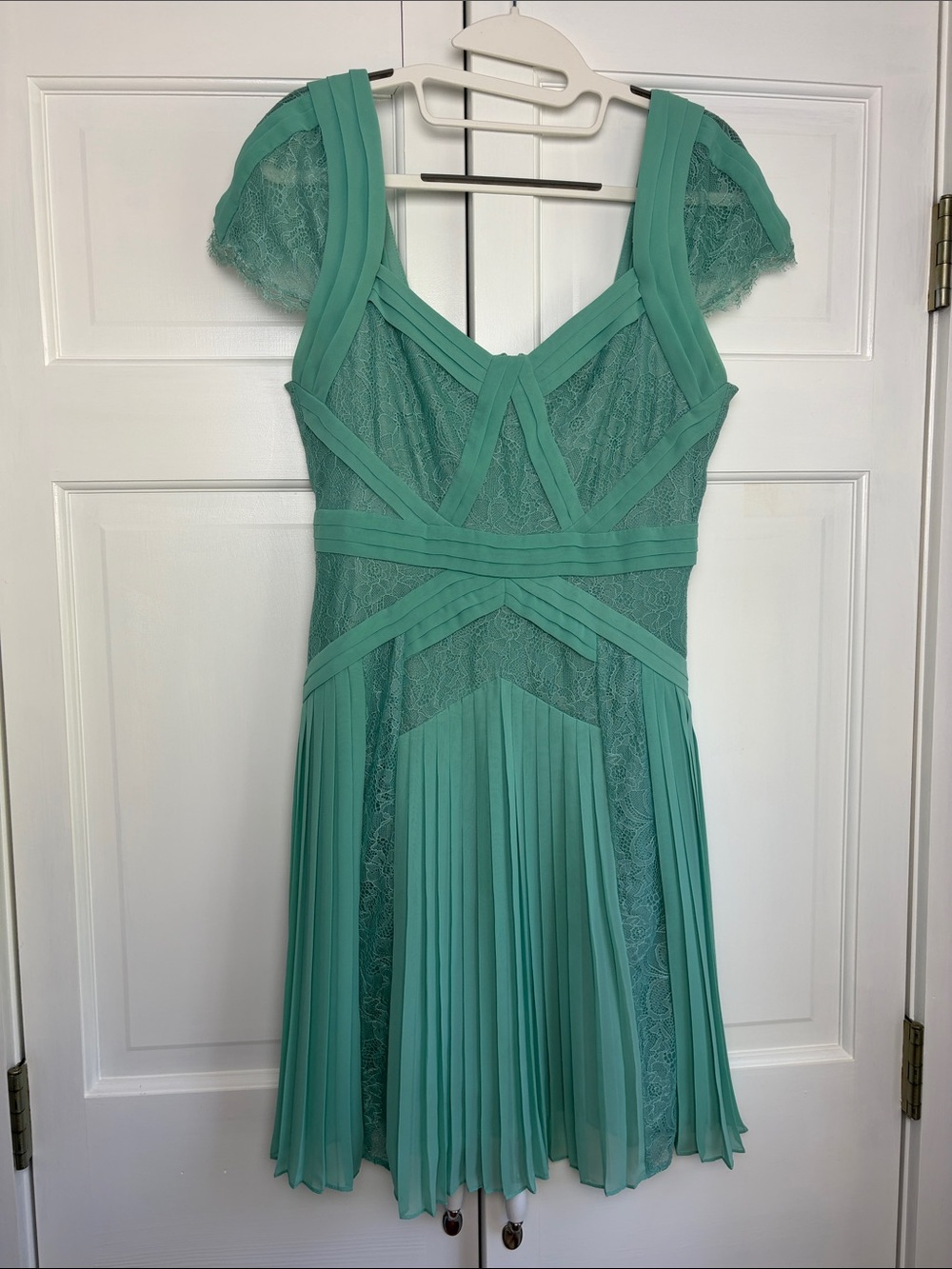 BCBGMaxAzria Mint Green Lace Pleated Mini Dress, Size 6